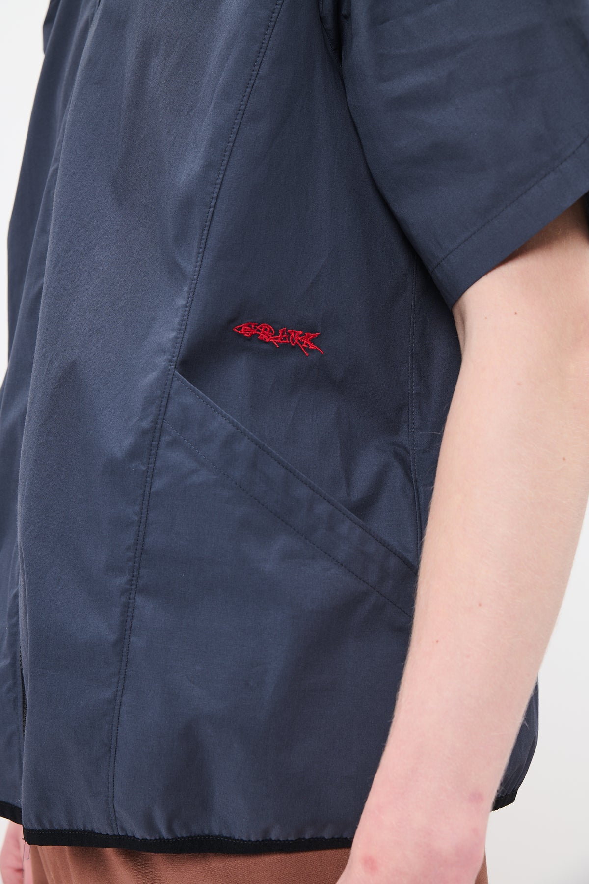 POPLIN ZIPPED SHORT SLEEVE SHIRT - CONVOY GREY