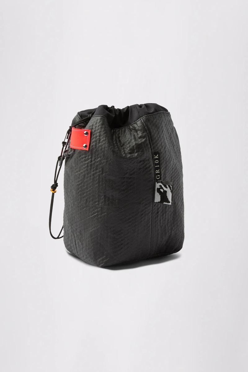 GR10K DEADSTOCK STUFF SACK II IN BLACK/FLURO